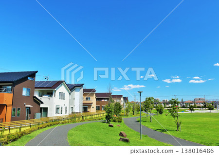 藍天下的城市景觀和公園景色 藍天下的城市景觀和公園景色 138016486