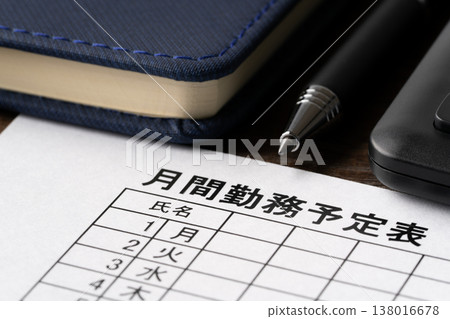 一張月度工作計畫表、原子筆和筆記本的特寫。 一張月度工作計畫表、原子筆和筆記本的特寫。 138016678
