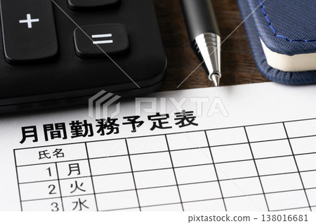 一張月度工作計劃表、原子筆、計算器和筆記本的特寫照片。 一張月度工作計劃表、原子筆、計算器和筆記本的特寫照片。 138016681