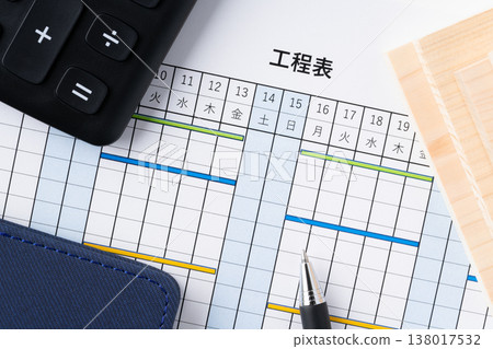 專案進度表、計算器、木板、鋼筆和筆記本的特寫。 專案進度表、計算器、木板、鋼筆和筆記本的特寫。 138017532