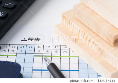 專案進度表、白板、計算機、鋼筆和筆記本的特寫。 138017534