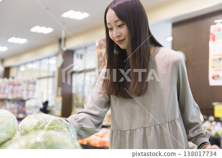 Women shopping at supermarkets 138017734