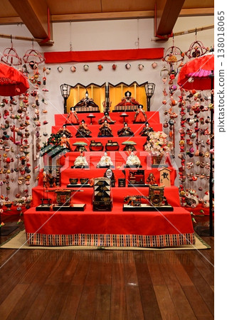 [Koshinkan] Colorful hanging decorations and Hina dolls 138018065