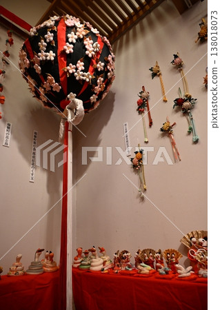 [Koshinkan] Colorful hanging decorations and Hina dolls 138018073