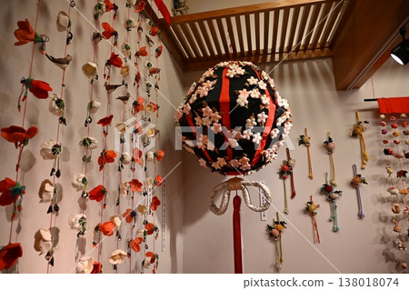 [Koshinkan] Colorful hanging decorations and Hina dolls 138018074