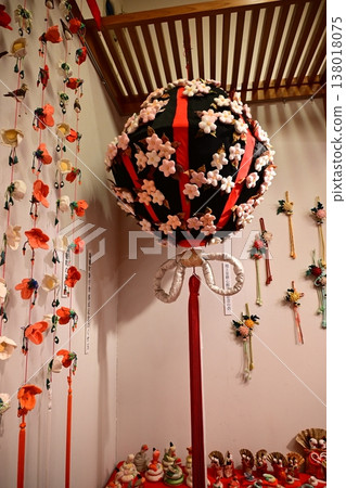 [Koshinkan] Colorful hanging decorations and Hina dolls 138018075