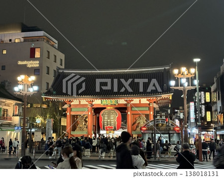 夜晚燈火通明的寺廟 夜晚燈火通明的寺廟 138018131