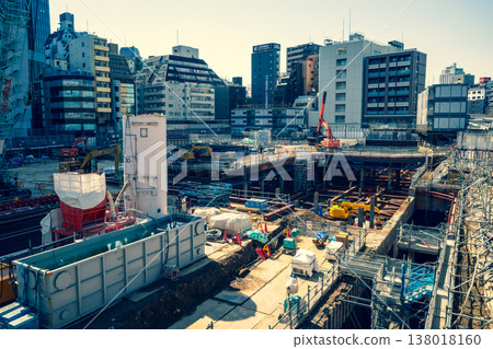 大型建築工地的城市景觀；池袋重建中；2026年2月；c-3；強調冷暖色調 138018160