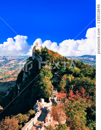 聖馬力諾共和國的羅卡和城鎮景觀 138018646