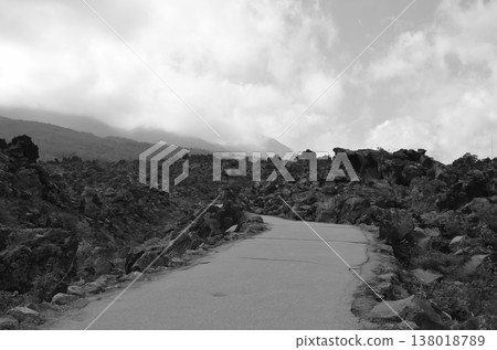 鬼押出公園的景觀，崎嶇的熔岩地形綿延不絕。 138018789