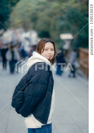 A sightseeing scene of two women in their 20s walking together at a shrine. 138018819