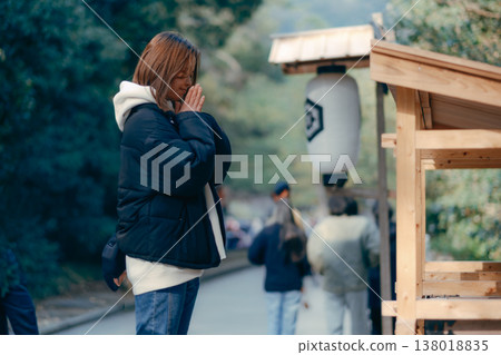 A scene of a woman in her 20s praying at a shrine. A scene of a woman in her 20s praying at a shrine. 138018835