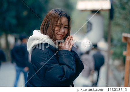 A scene of a woman in her 20s praying at a shrine. A scene of a woman in her 20s praying at a shrine. 138018843