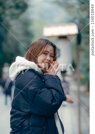 一位二十多歲的女子在神社祈禱的場景。 一位二十多歲的女子在神社祈禱的場景。 138018849