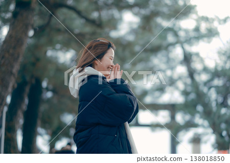 A scene of a woman in her 20s praying at a shrine. A scene of a woman in her 20s praying at a shrine. 138018850