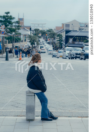 街頭攝影作品,一位二十多歲的女性站在旅遊景點。 街頭攝影作品,一位二十多歲的女性站在旅遊景點。 138018940
