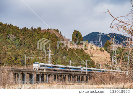 雷鳥特快列車運行於滋賀縣長濱市牧野町的牧野和長原之間。 138018963
