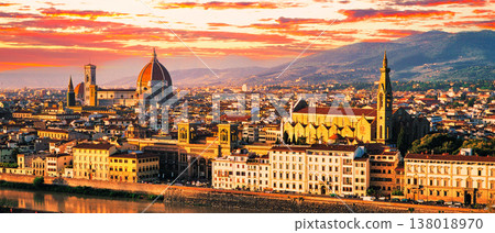 從米開朗基羅山上可以欣賞到舊城區的壯麗景色。 138018970