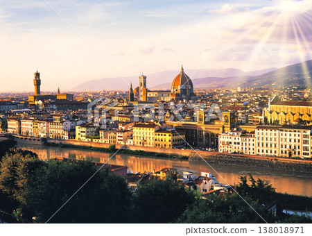 從米開朗基羅山上可以欣賞到舊城區的壯麗景色。 138018971