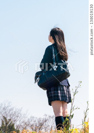 青春期的感人場景:一群高中生(沒有臉孔)的背影凝視著未來。 青春期的感人場景:一群高中生(沒有臉孔)的背影凝視著未來。 138019130
