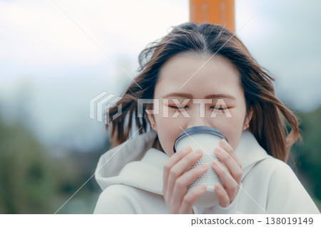 一張遊客肖像照，照片中一位二十多歲的女性正在招呼客人喝咖啡。 138019149