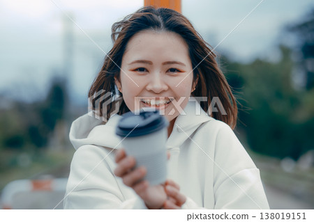 一張遊客肖像照,照片中一位二十多歲的女性正在招呼客人喝咖啡。 一張遊客肖像照,照片中一位二十多歲的女性正在招呼客人喝咖啡。 138019151