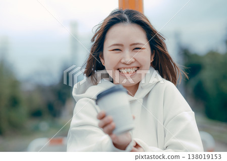 一張遊客肖像照,照片中一位二十多歲的女性正在招呼客人喝咖啡。 一張遊客肖像照,照片中一位二十多歲的女性正在招呼客人喝咖啡。 138019153
