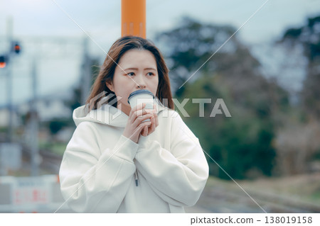 一張遊客肖像照,照片中一位二十多歲的女性正在招呼客人喝咖啡。 一張遊客肖像照,照片中一位二十多歲的女性正在招呼客人喝咖啡。 138019158