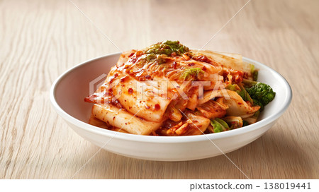 一張韓國大白菜泡菜的特寫照片，盛放在白色陶瓷碗中。 138019441