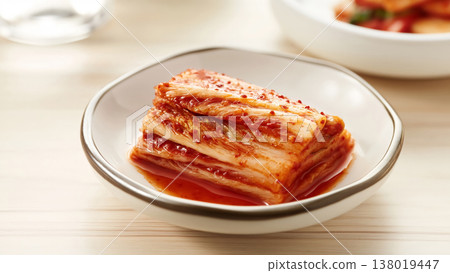 一張微距照片，展示了擺放在小碗裡的精美韓國大白菜泡菜。 138019447