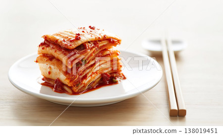 特寫鏡頭下的韓國大白菜泡菜，盛放在優雅的白色盤子上，擺盤簡潔。 138019451