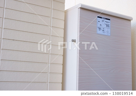 送貨箱安裝在獨立式住宅內 送貨箱安裝在獨立式住宅內 138019514