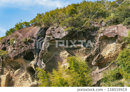 Wakayama Prefecture: Tafoni of the insect-eaten rock at Takaike [Nanki Kumano Geopark] Kozagawa Town 138019919