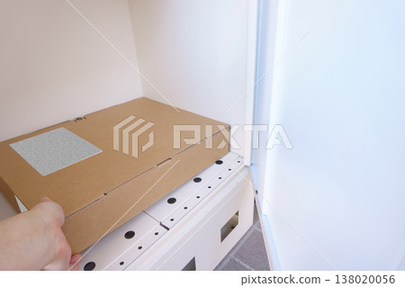 The hands that take the box out of the delivery box The hands that take the box out of the delivery box 138020056
