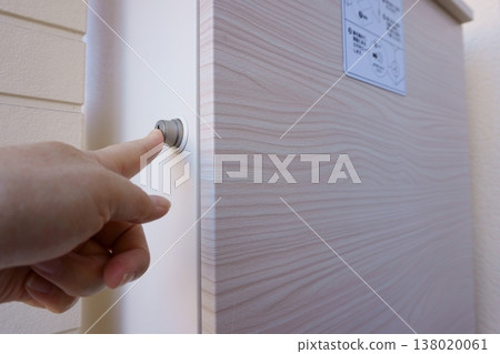 鎖上快遞箱的人的手 138020061