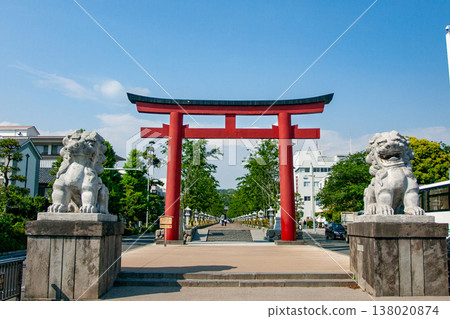 The approach to Tsurugaoka Hachimangu Shrine in Kamakura 138020874