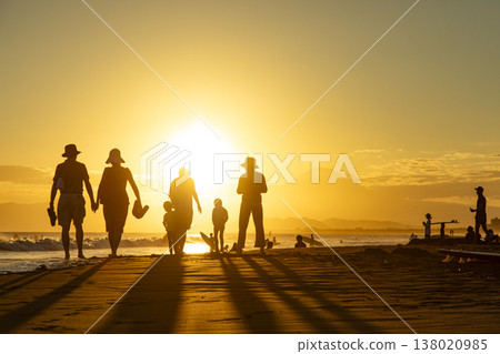 湘南久幻沼海灘的日落與剪影 湘南久幻沼海灘的日落與剪影 138020985
