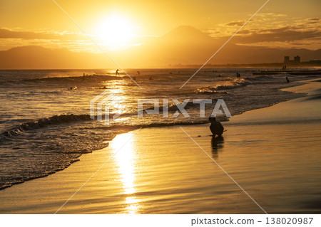 Shonan Kugenuma Beach: Sunset, Mt. Fuji, and the silhouette of a child. 138020987