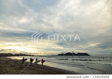 湘南久元沼海灘:日出、江之島和衝浪者 湘南久元沼海灘:日出、江之島和衝浪者 138020988
