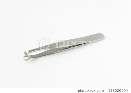 白色背景上的鼻毛修剪器。 白色背景上的鼻毛修剪器。 138020994