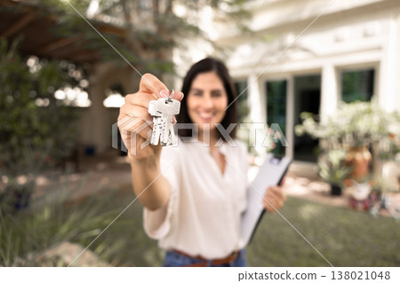 Successful realtor woman offering house for sale or rent Successful realtor woman offering house for sale or rent 138021048