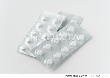 白色背景上的一疊藥片 白色背景上的一疊藥片 138021106