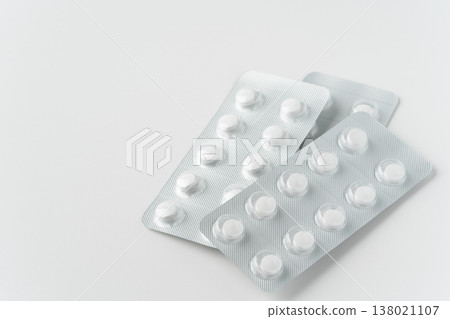 白色背景上的一疊藥片 138021107