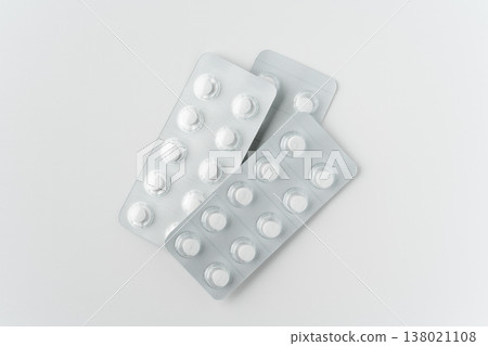 白色背景上的一疊藥片 白色背景上的一疊藥片 138021108