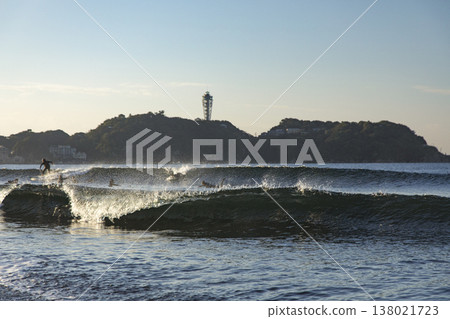 Shonan Kugenuma Beach: Enoshima Island and sparkling waves bathed in the morning sun. Shonan Kugenuma Beach: Enoshima Island and sparkling waves bathed in the morning sun. 138021723