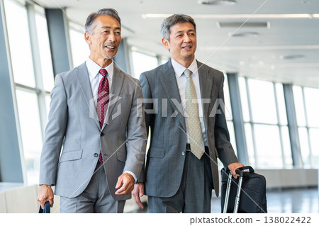 一位高級商務人士攜帶手提包 一位高級商務人士攜帶手提包 138022422