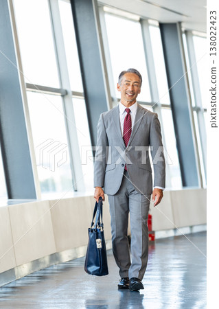 走在機場的商人 走在機場的商人 138022423