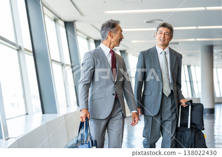 一位高級商務人士攜帶手提包 一位高級商務人士攜帶手提包 138022430