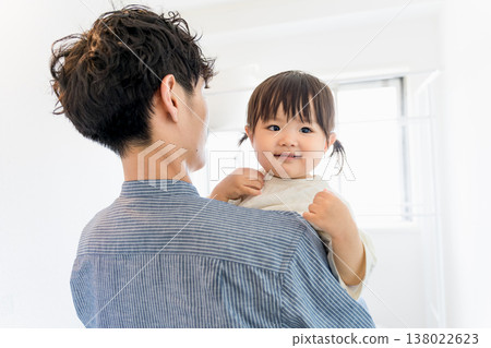 一個嬰兒在洗手間裡被爸爸抱著很開心 一個嬰兒在洗手間裡被爸爸抱著很開心 138022623