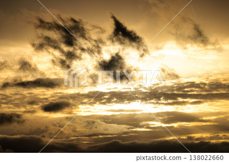 天空染上了夕陽的顏色，呈現一片暮色。 138022660